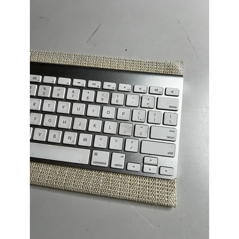 Apple Wireless Keyboard A1314 Silver Aluminum‎ Bluetooth Untested For Parts